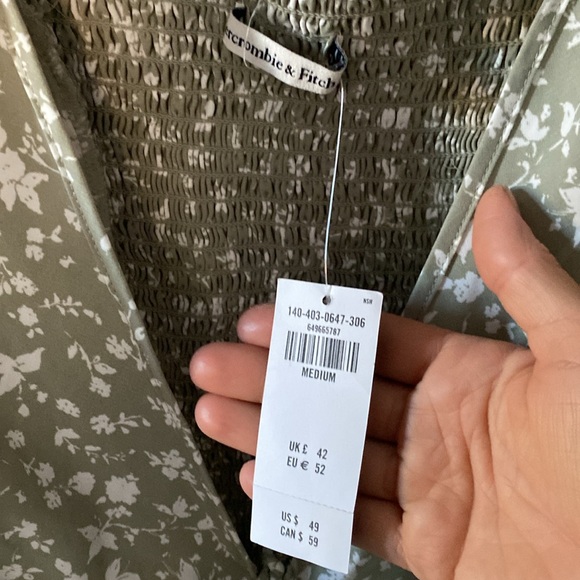 Abercrombie & Fitch sage green floral top synched tie front M! NWT - Picture 2 of 4